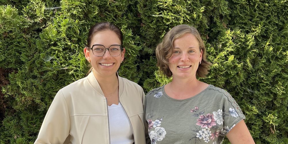 Laura Laub und Désirée Feicht vom GVV Kirchberg-Weihungstal vor einer Hecke