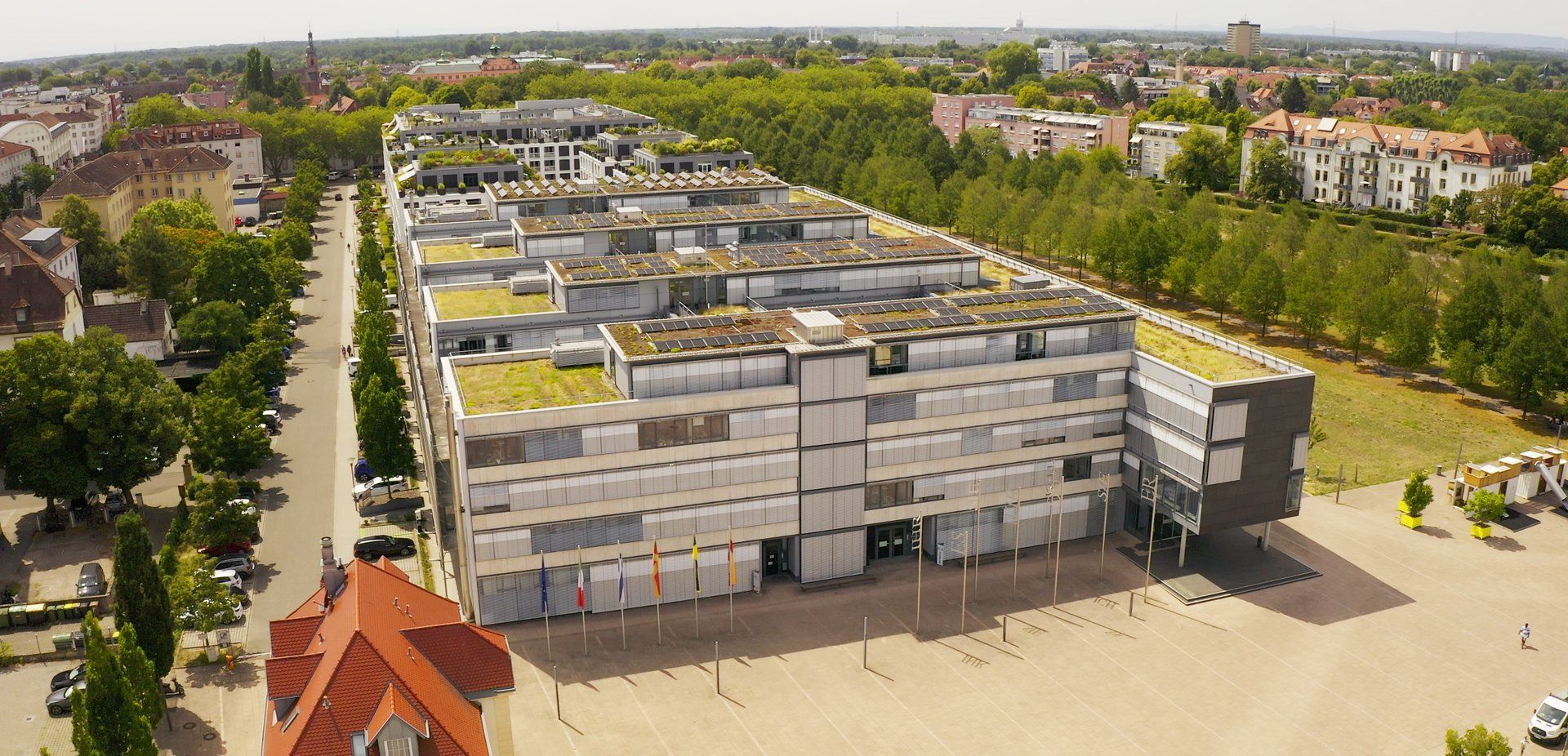 Luftbild des Landratsamts Rastatt mit begrünten Dächern und Photovoltaik