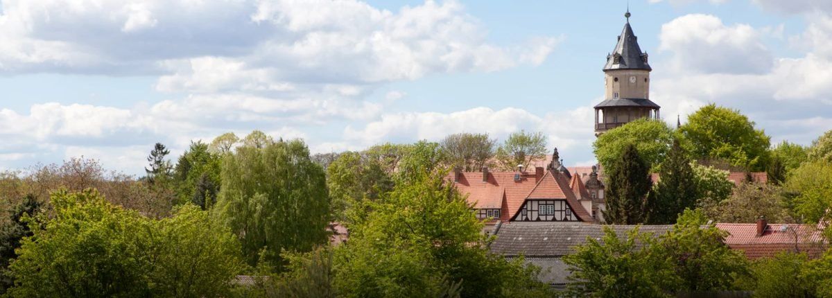 Ortsansicht von Wiesenburg/Mark mit dem Turm des Schlosses Wiesenburg