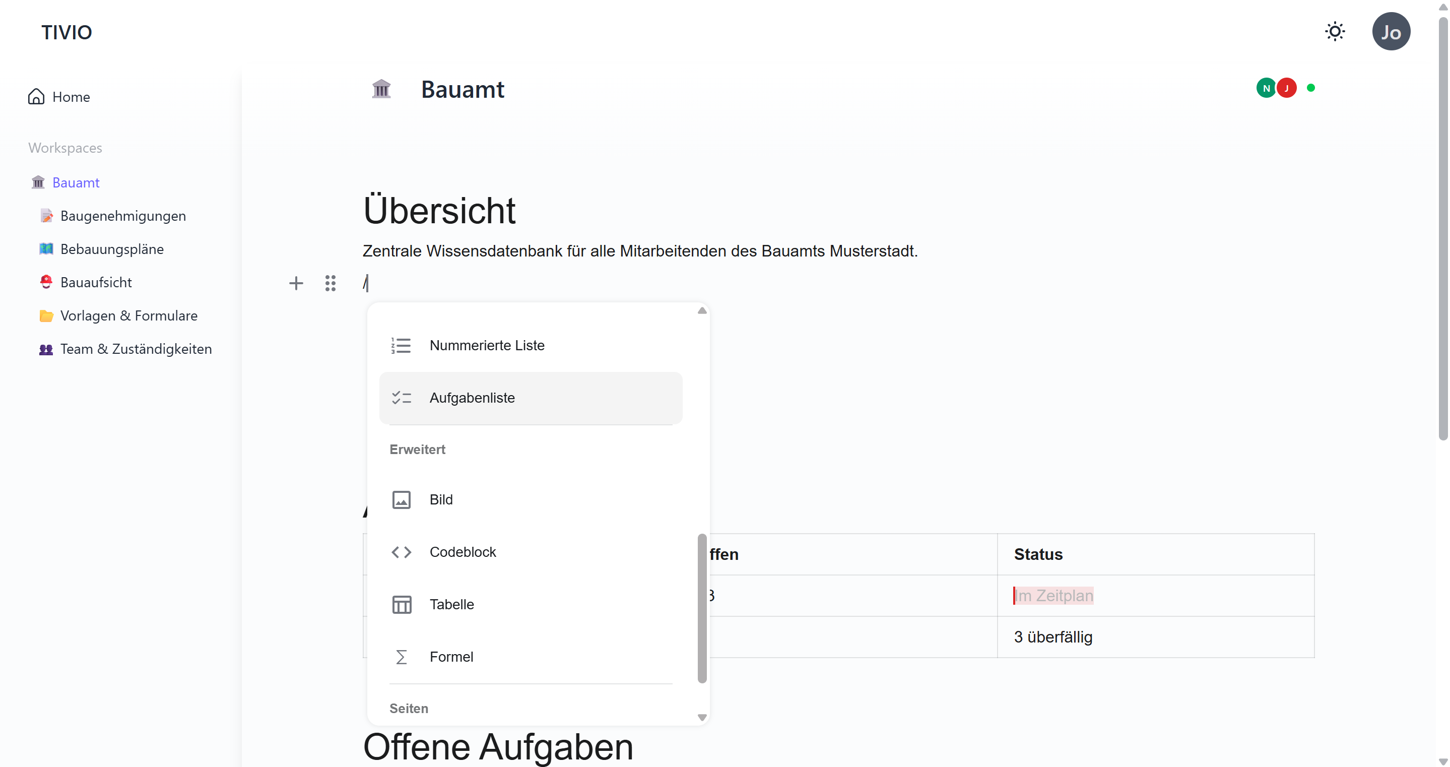 Slash-Menü mit Block-Auswahl: Nummerierte Liste, Aufgabenliste, Bild, Codeblock, Tabelle, Formel, Seiten — direkt im Fließtext einfügbar.